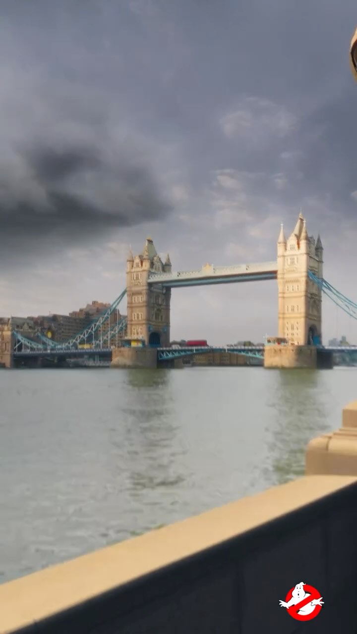 👻❄️ London’s iconic landmarks have been frozen over! But don’t worry, the Ghostbusters are on it! 🚫👻 Today, we’re thr