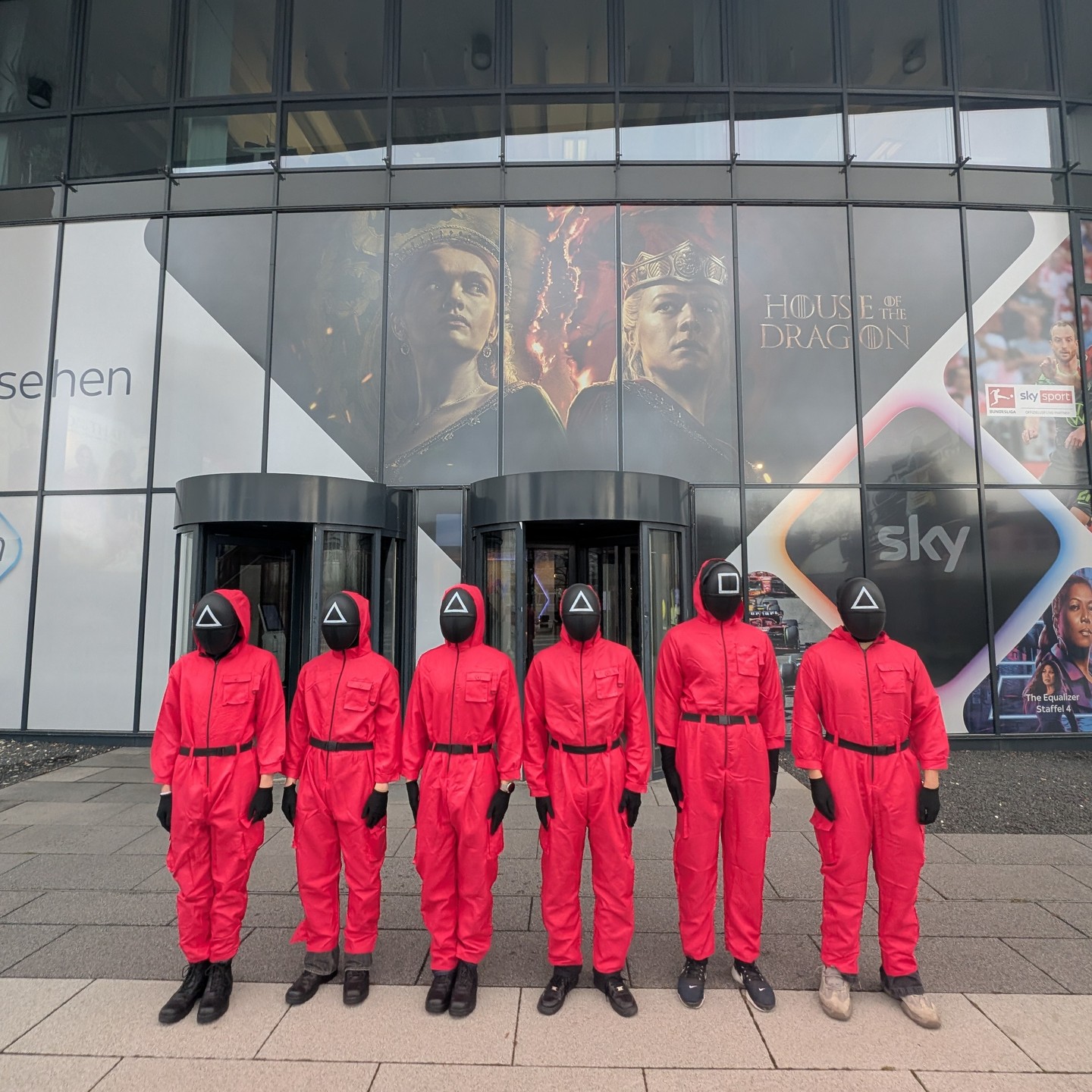 🎭 Last Tuesday at Sky HQ: Netflix's Squid Game Guards Took Over! 🚨

Things got real when the iconic guards from Netfli